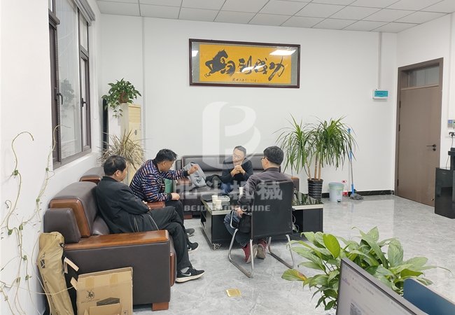 客戶(hù)來(lái)訪(fǎng)我公司進(jìn)行鋸末炭化爐實(shí)地考察