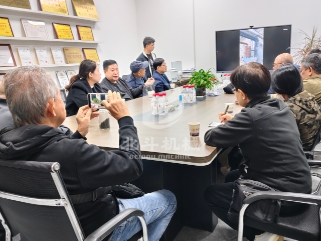 共話合作新篇!印尼考察團(tuán)與北斗張總洽談炭化爐項目